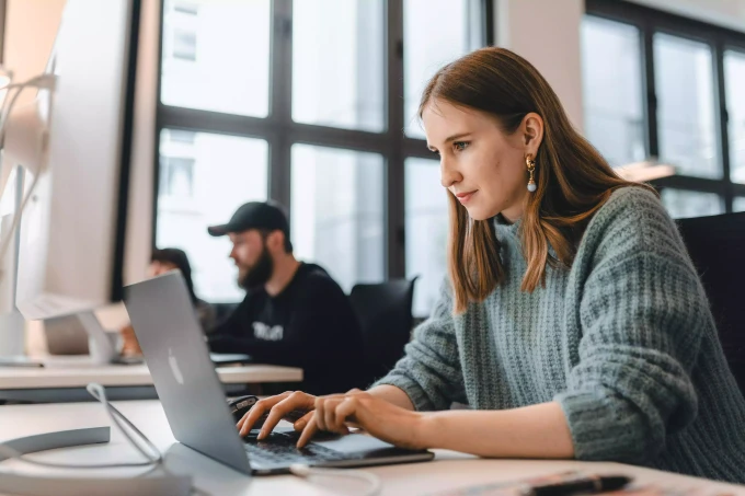 Heldency GmbH - Online Marketing Agentur - Anna Blume-van-Landeghem mit Kollegen am Laptop