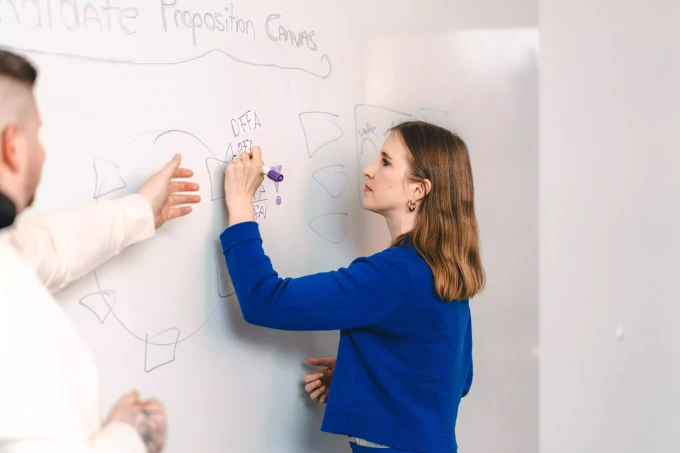 Heldency GmbH - Online Marketing Agentur - Anna Blume-van-Landeghem am Whiteboard