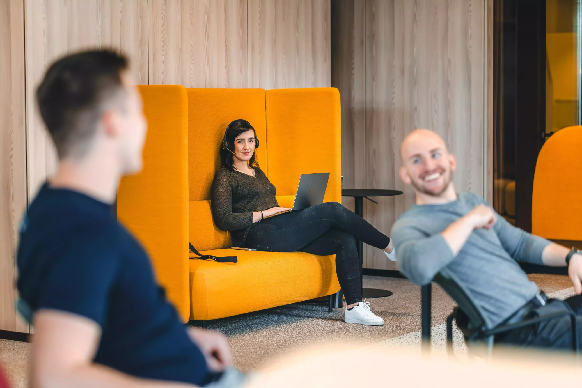 heldency-gmbh---online-marketing-agentur---buro-hannover---annabell-urban-(5).webp Heldency GmbH - Online Marketing Agentur - Annabell Urban Coworking mit Kollegen