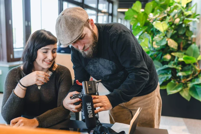 Heldency GmbH - Online Marketing Agentur - Annabell Urban und Marco Reinhold mit Kamera
