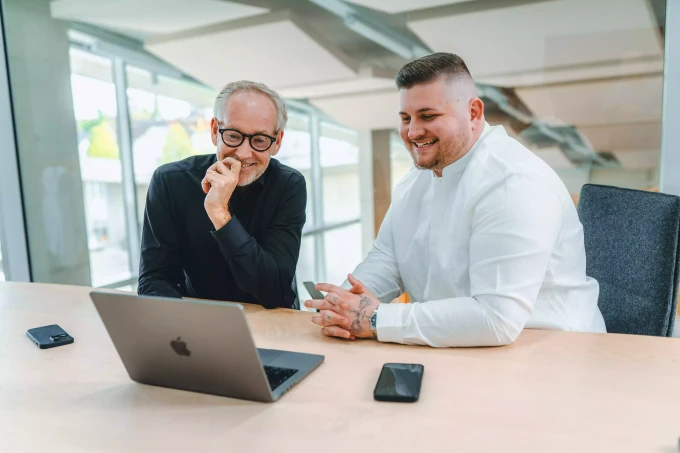 Heldency GmbH - Online Marketing Agentur - Frederik van-Landeghem und Kunde