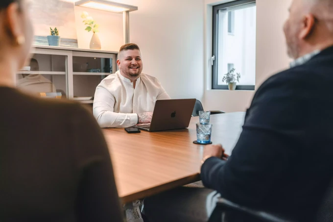 Heldency GmbH - Online Marketing Agentur - Frederik van-Landeghem mit Kunden